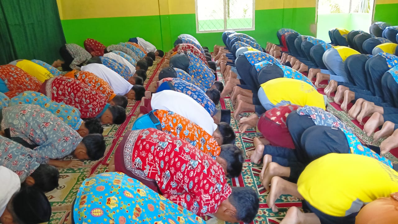 Bangun Karakter Religius Siswa MTsN 3 Batang Hari Melalui Salat Zuhur Berjamaah Bangun Karakter Religius Siswa MTsN 3 Batang Hari Melalui Salat Zuhur Berjamaah