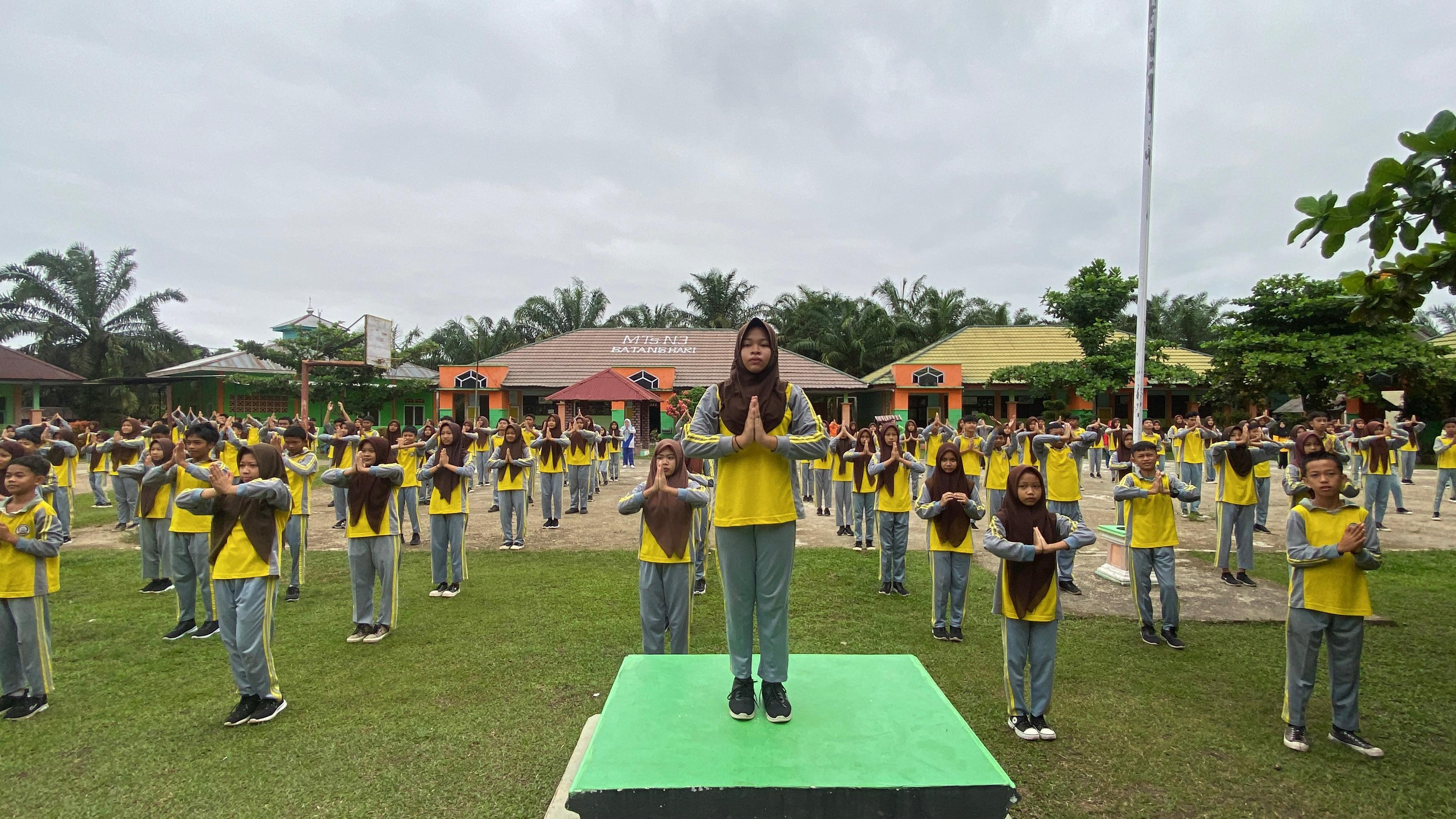 Mengawali Pembiasaan Kebugaran Perdana Siswa MTsN 3 Batanghari Lakukan Senam Anak Indonesia Hebat