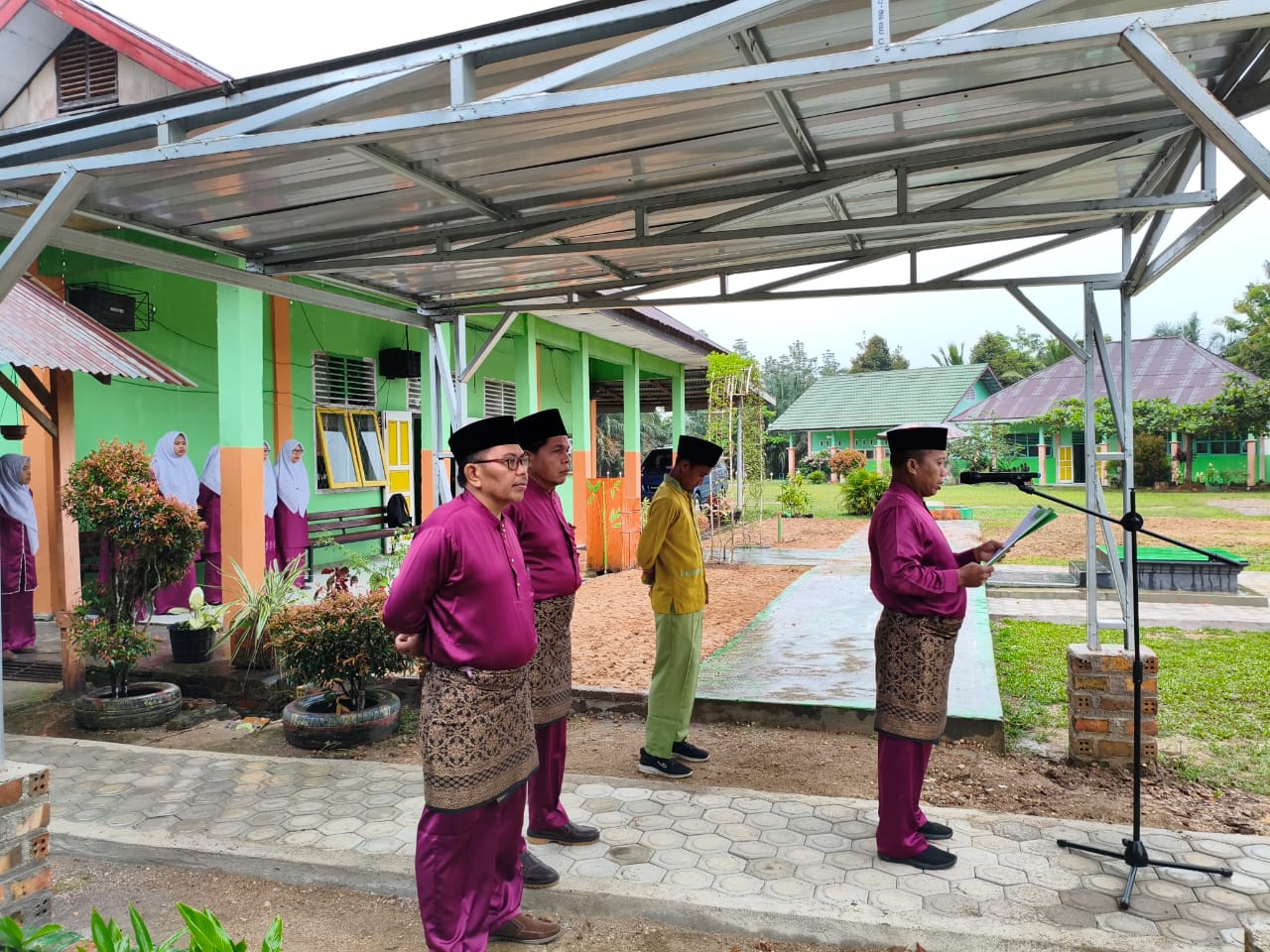 Dengan Partisipasi Semesta, MTsN 3 Batang Hari Khidmat Laksanakan Apel Memperingati Hari Pendidikan Nasional Meski diterpa Hujan. Dengan Partisipasi Semesta, MTsN 3 Batang Hari Khidmat Laksanakan Apel Memperingati Hari Pendidikan Nasional Meski diterpa Hujan.