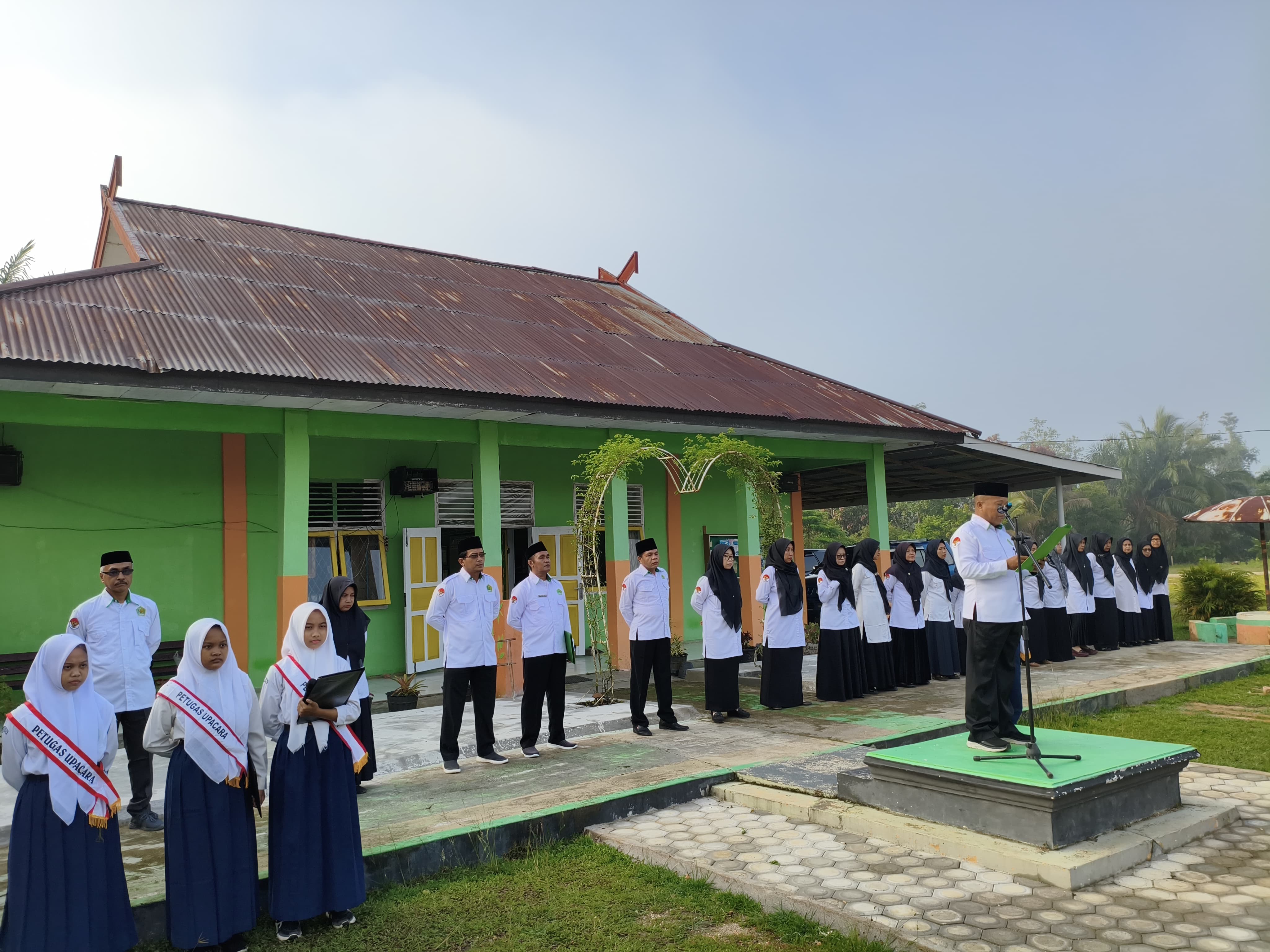 MTsN 3 Batang Hari Melaksanakan Upacara Bendera Memperingati Hari Lahir Pancasila