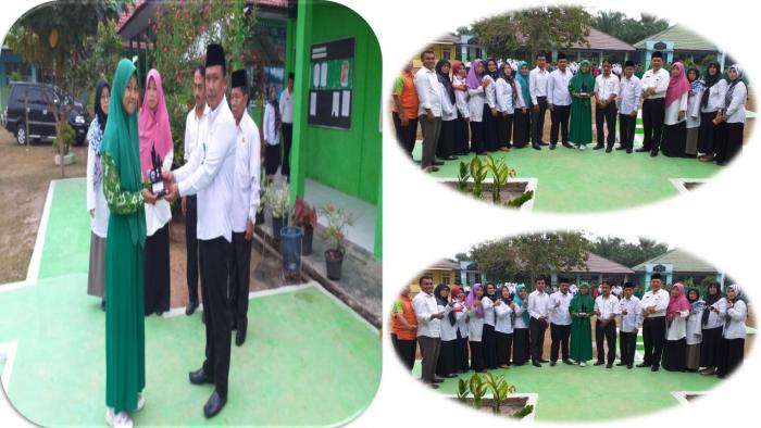 Kepala MTsN 3 Batang Hari Menerima Cindera Mata Dari Siswa Peserta Kemah Budaya Nasional Tahun 2019 Di Sumatra barat