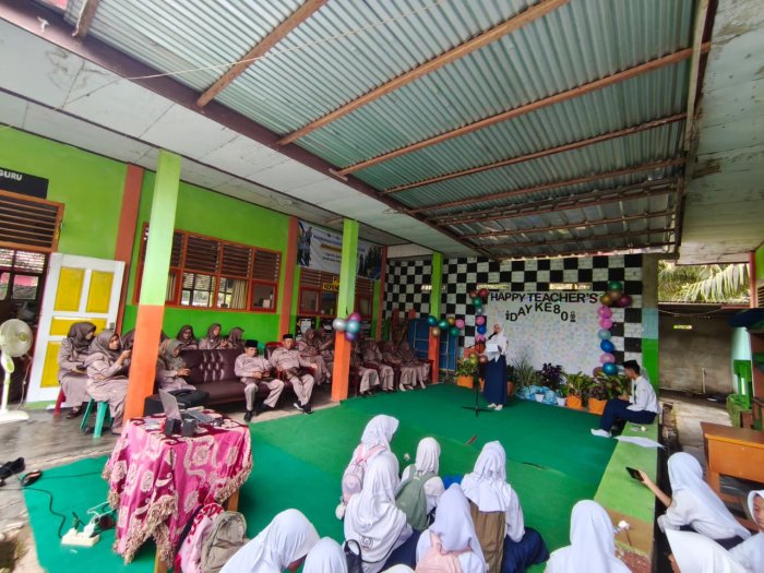 HGN Seru! Guru & Siswa MTsN 3 Batang Hari Berbaur dalam Aneka Permainan