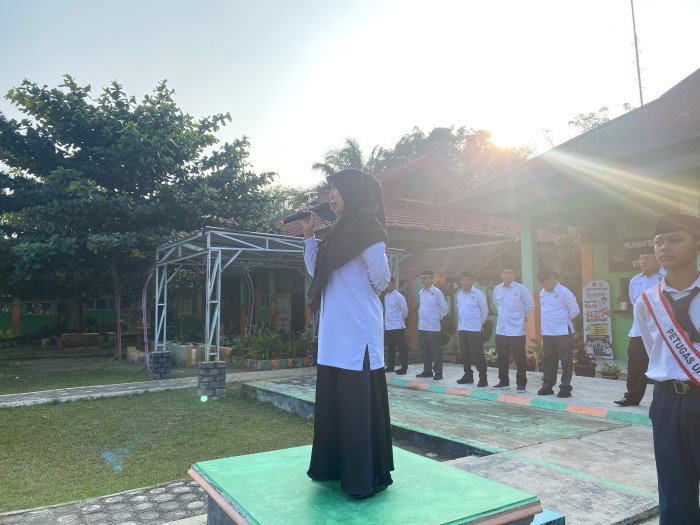 Upacara Bendera Senin di MTsN 3 Batang Hari Teguhkan Kedisiplinan Siswa