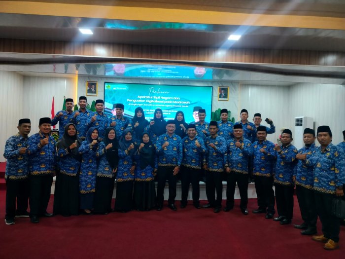 MTsN 3 Batang Hari Siap Melaju di Era Digital, Kepala Madrasah dan Kaur TU Ikuti Pembinaan ASN