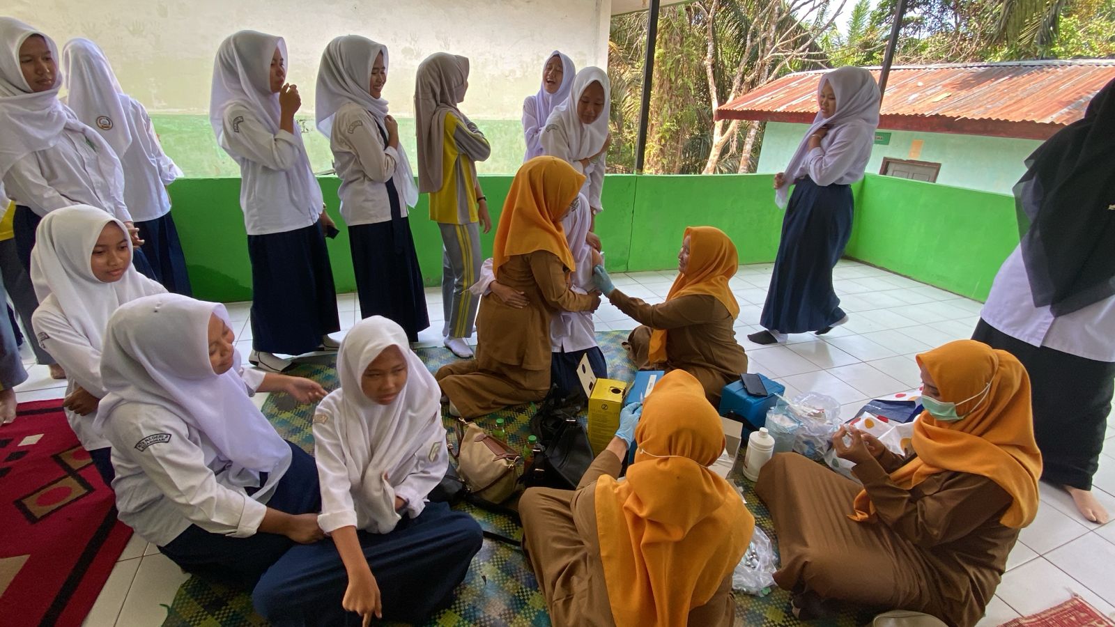 Sadar Akan Kesehatan Reproduksi Sejak Dini, MTsN 3 Batang Hari Terima Vaksinasi HPV untuk Siswi Kelas IX dari UPTD Puskesmas Tenam