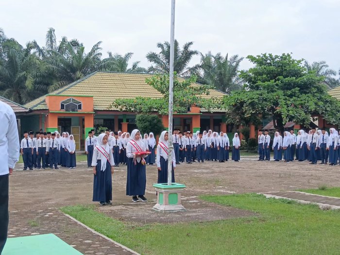 Upacara Senin Rutin MTsN 3 Batang Hari, OSIM Ambil Peran sebagai Petugas Upacara