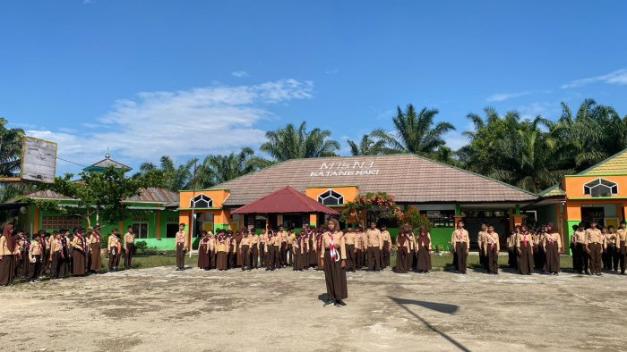 MTsN 3 Batanghari Kukuhkan Anggota Baru dalam Upacara Pelantikan Pramuka Penggalang Ramu