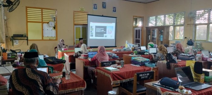 Penguatan Growth Mindset Guru MTsN 3 Batang Hari Melalui Kombel Cerdik dalam Pemanfaatan AI