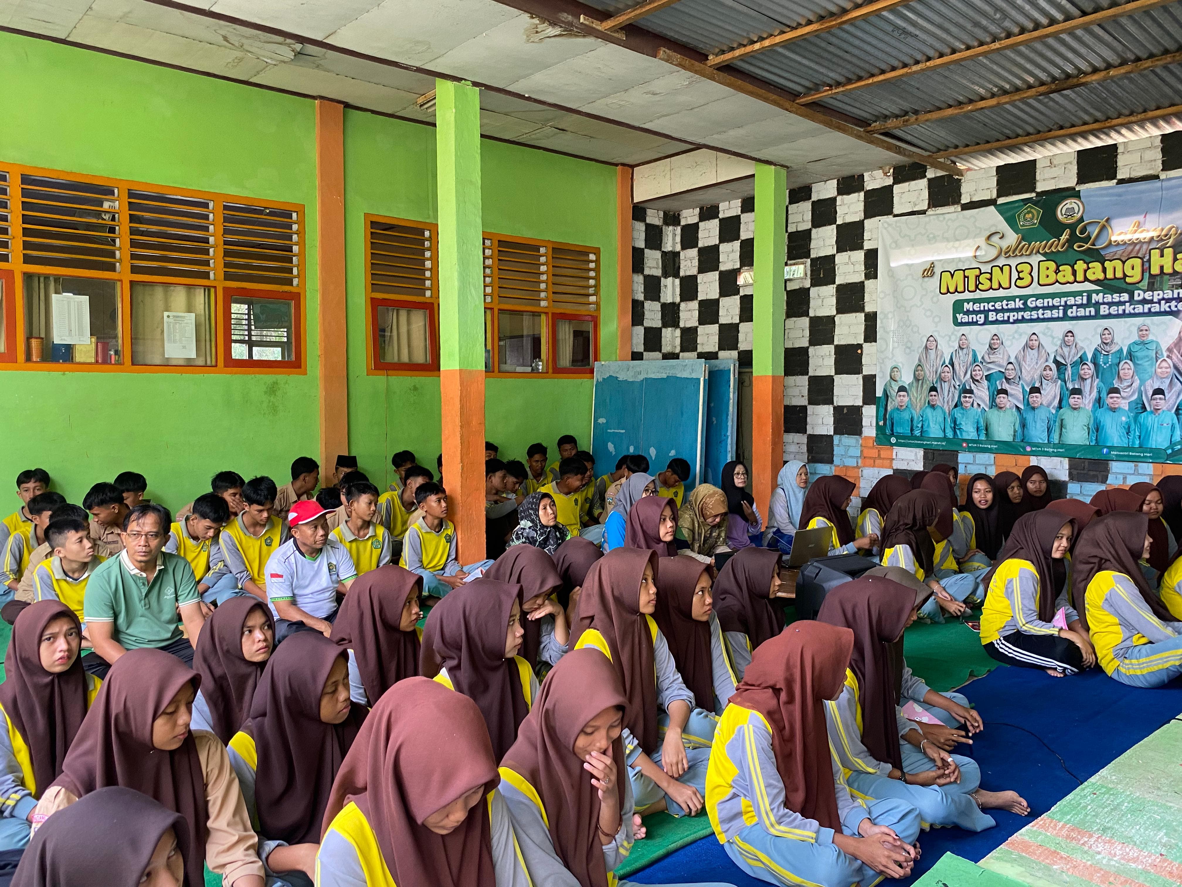 Jalankan Himbauan Menteri Agama, Siswa MTsN 3 Batanghari Lantunkan Sholawat Sebelum Memulai Kegiatan Belajar Mengajar