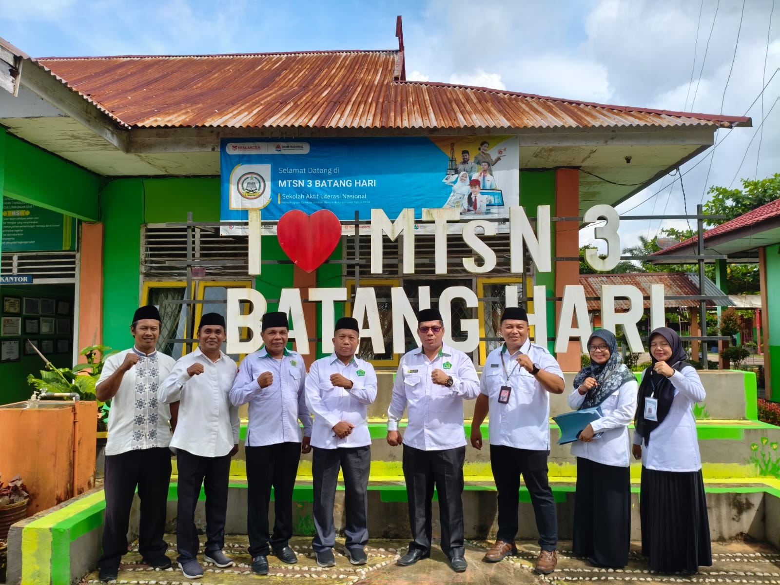 Plt Kepala Kantor Kemenag Batang Hari Monev Pelaksanaan Ujian Madrasah Hari Pertama di MTsN 3 Batang Hari
