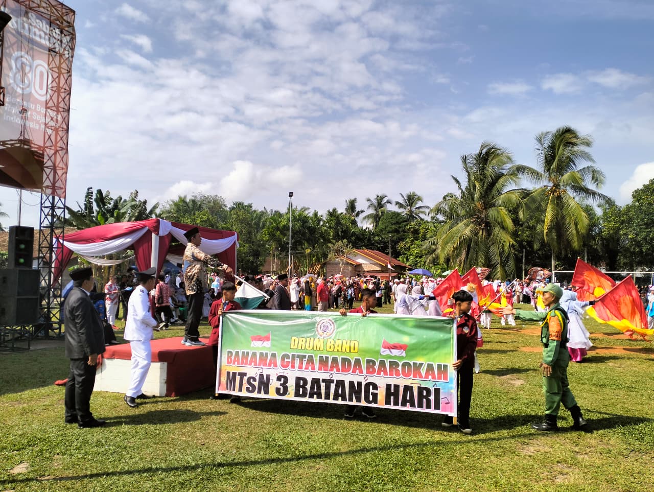 Drumband MTsN 3 Batang Hari Semarakkan Pawai HUT ke-80 RI di Sridadi