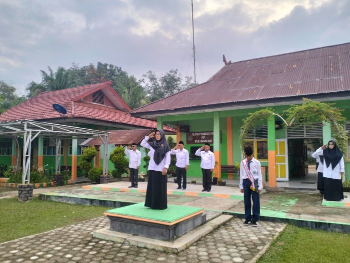 Pesan Pengingat di Upacara Senin MTsN 3 Batang Hari: Wujudkan Cita-Cita dan Harapan Orang Tua Pesan Pengingat di Upacara Senin MTsN 3 Batang Hari: Wujudkan Cita-Cita dan Harapan Orang Tua
