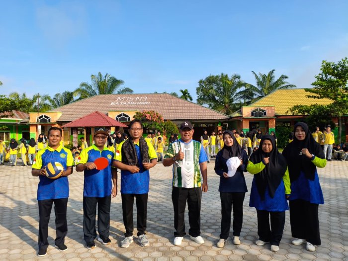 Penyerahan Atribut Lomba Tandai Resminya Pembukaan Classmeeting MTsN 3 Batang Hari Semester Genap 2025/2026