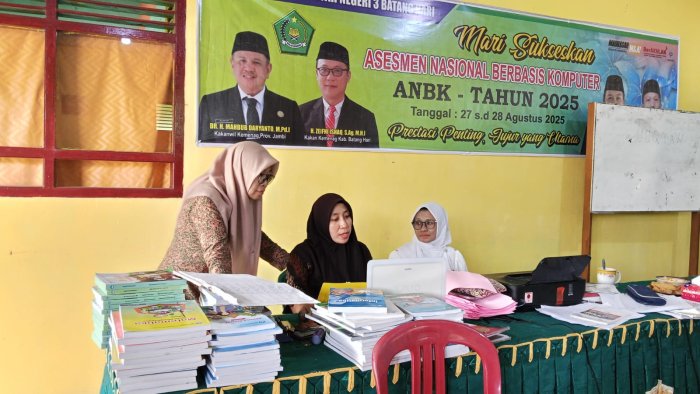 Perpustakaan Al-Barokah MTsN 3 Batang Hari Hidupkan Semangat Literasi Lewat Kegiatan Menyusun Buku