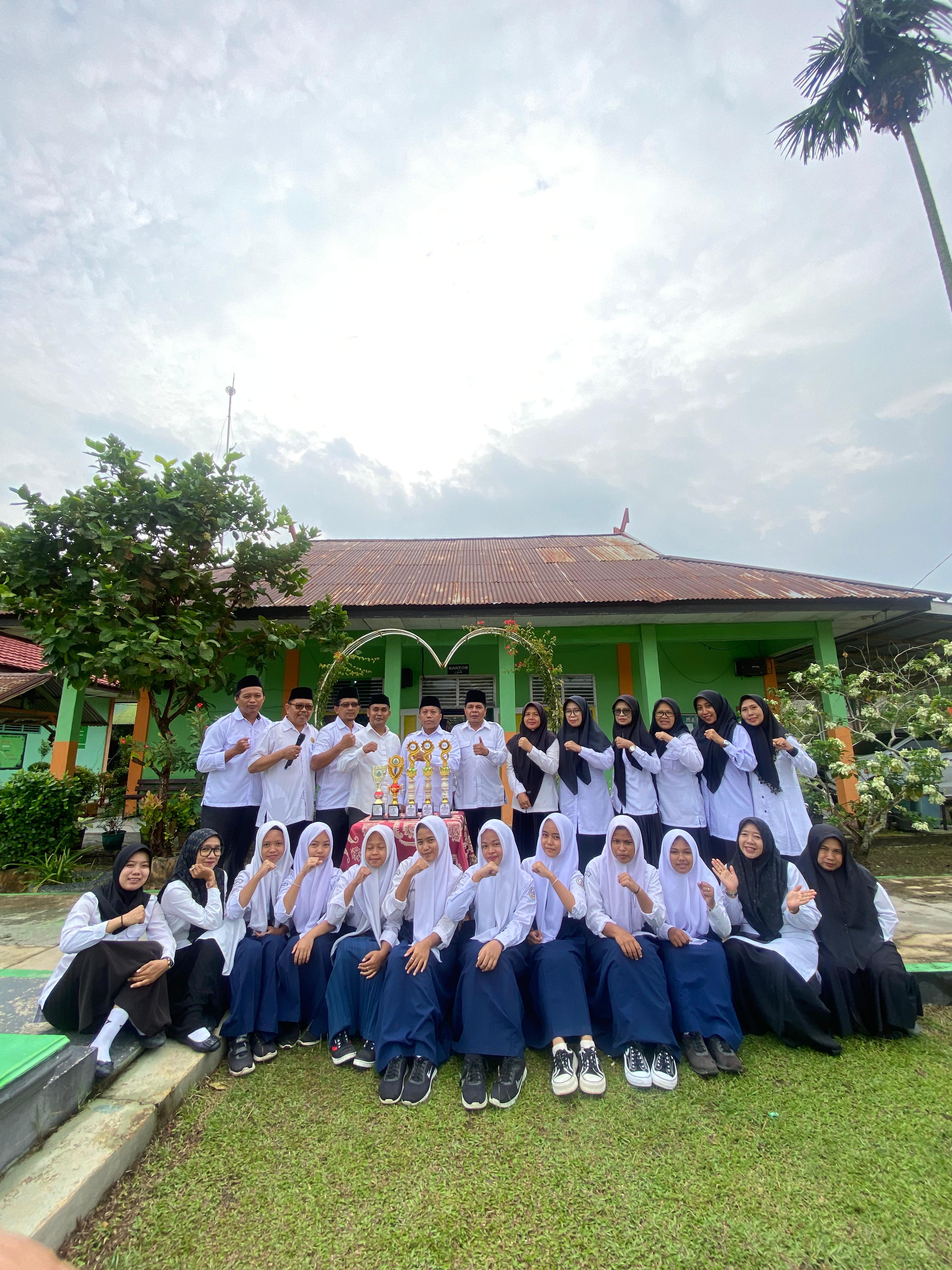 Tim Voli Putri MTsN 3 Batang Hari Berhasil Menumbangkan Tim Voli Putri MTsN 6 Batang Hari pada Ajang Darqis Cup