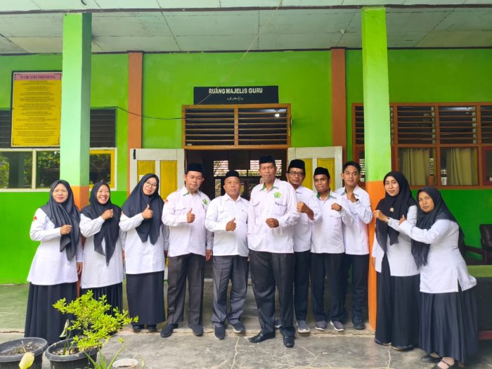 Hari Pertama Masuk, MTsN 3 Batang Hari Tunjukkan Disiplin Tinggi di Hadapan Pengawas Hari Pertama Masuk, MTsN 3 Batang Hari Tunjukkan Disiplin Tinggi di Hadapan Pengawas