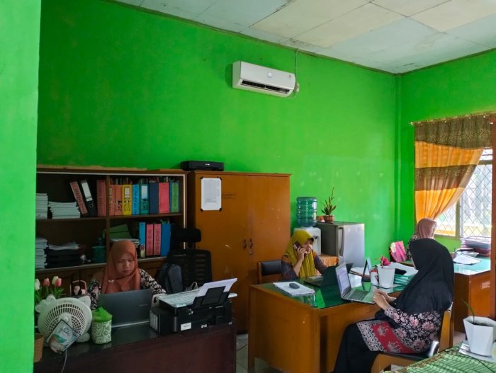 Menilik Kesibukan Senyap Staf TU MTsN 3 Batang Hari di Tengah Libur Semester