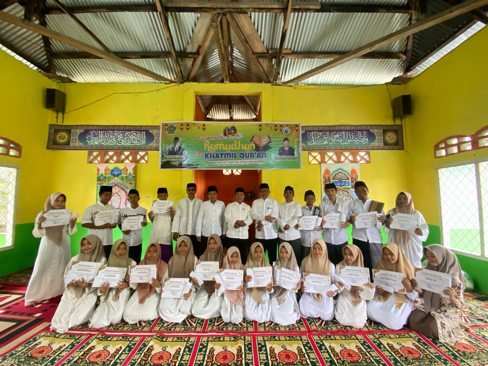 Akhiri Pembelajaran di Bulan Ramadhan, MTsN 3 Batang Hari Mengadakan Khotmil Quran dan Berbagi Berkah Ramadhan