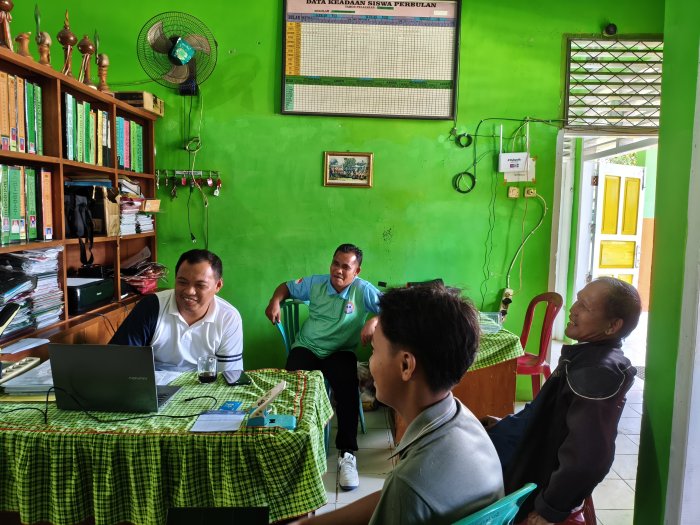 Pelayanan Cepat dan Responsif, Staf TU MTsN 3 Batang Hari Layani Kelengkapan Berkas Pencairan PIP