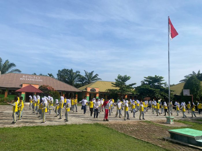 Gerak Serempak, Semangat Membara! Senam Melayu Nusantara Semarakkan Hari Keempat Classmeeting MTsN 3 Batang Hari