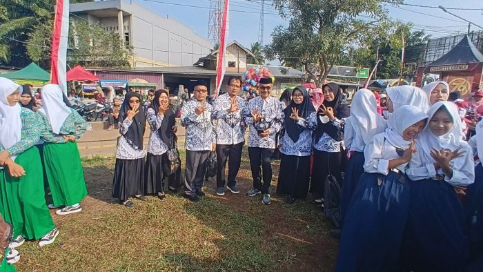 MTsN 3 Batang Hari Ikuti Upacara HUT Ke-81 Kemerdekaan RI di Kelurahan Sridadi MTsN 3 Batang Hari Ikuti Upacara HUT Ke-81 Kemerdekaan RI di Kelurahan Sridadi