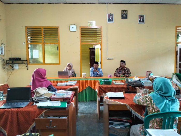 Ketua Pokjawas Kemenag Batang Hari Monev ke MTsN 3, Perkuat Silaturahmi di Era Kepemimpinan Baru Ketua Pokjawas Kemenag Batang Hari Monev ke MTsN 3, Perkuat Silaturahmi di Era Kepemimpinan Baru