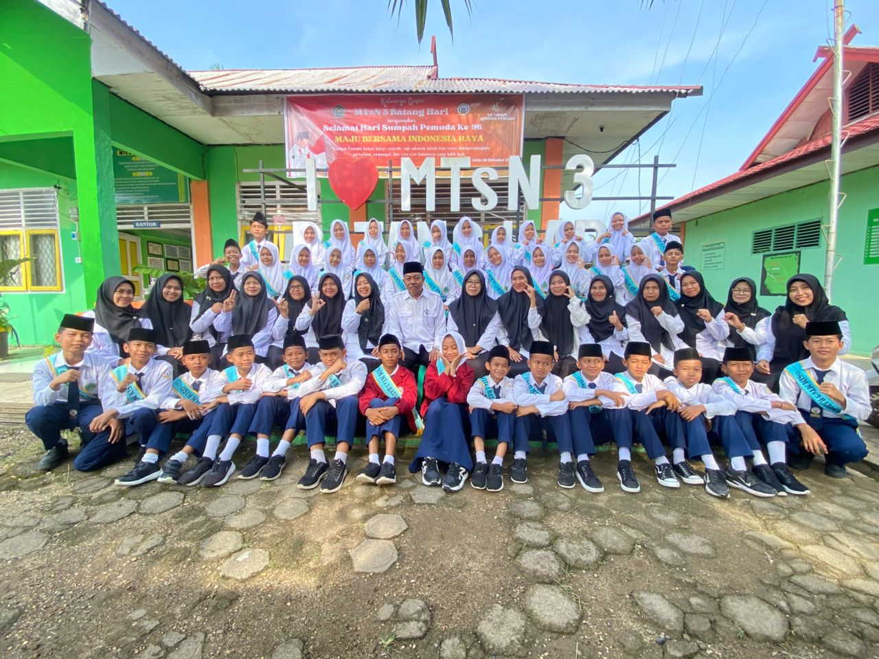 MTsN 3 Batang Hari Gelar Upacara Peringatan Hari Pahlawan serta Pelantikan Pengurus OSIM Masa Bakti 2024/2025