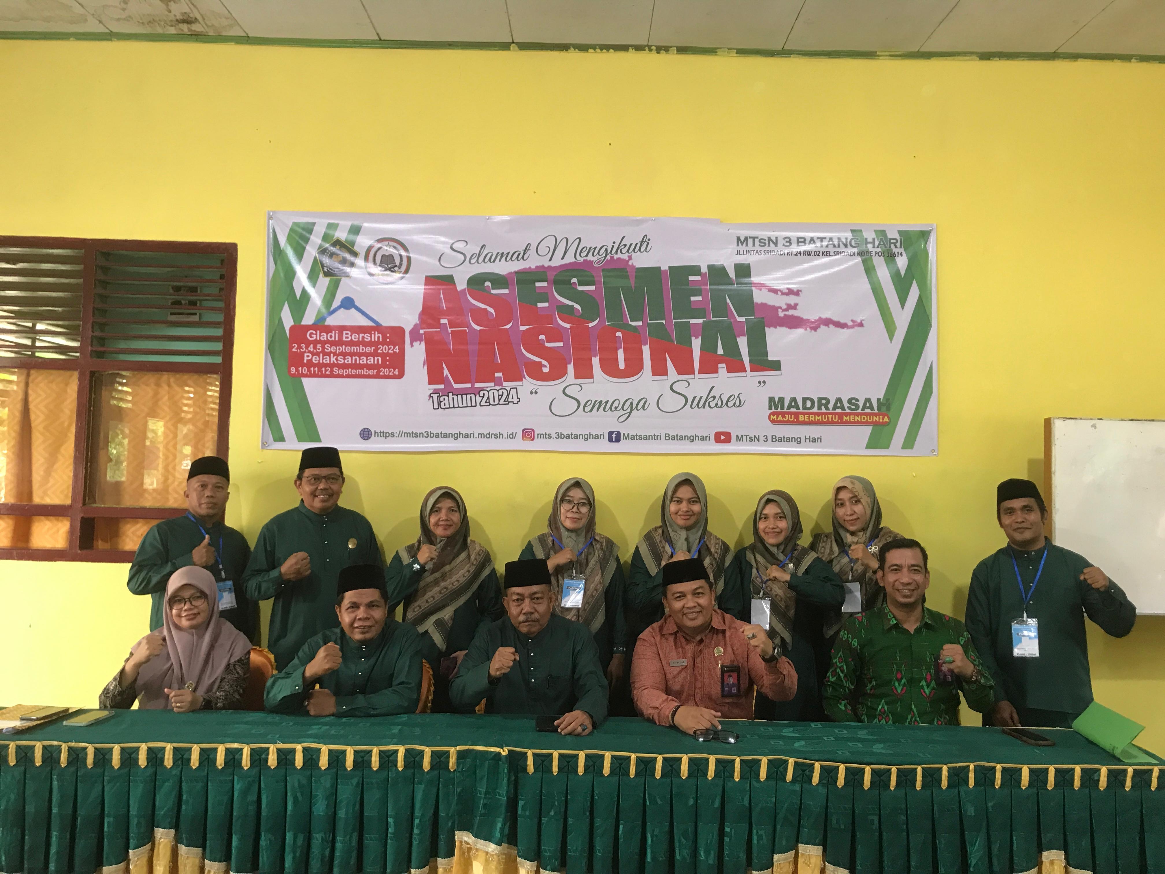 KASI PENMAD MONITORING LANGSUNG PELAKSANAAN ANBK HARI PERTAMA DI MTsN 3 BATANG HARI