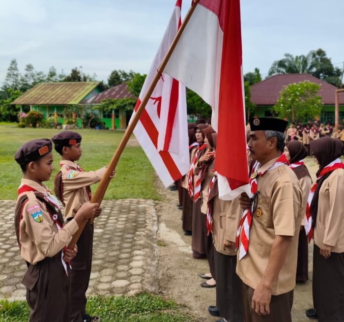 Kokohkan Karakter Siswa, MTsN 3 Batang Hari Lantik Pengurus Pramuka dan Buka Latihan Rutin