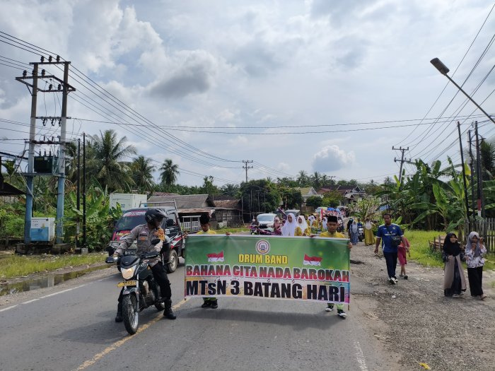 Harmoni Bahana Cita Nada Barokah MTsN 3 Batang Hari Semarakkan Pawai Taaruf MTQ Sridadi Harmoni Bahana Cita Nada Barokah MTsN 3 Batang Hari Semarakkan Pawai Taaruf MTQ Sridadi