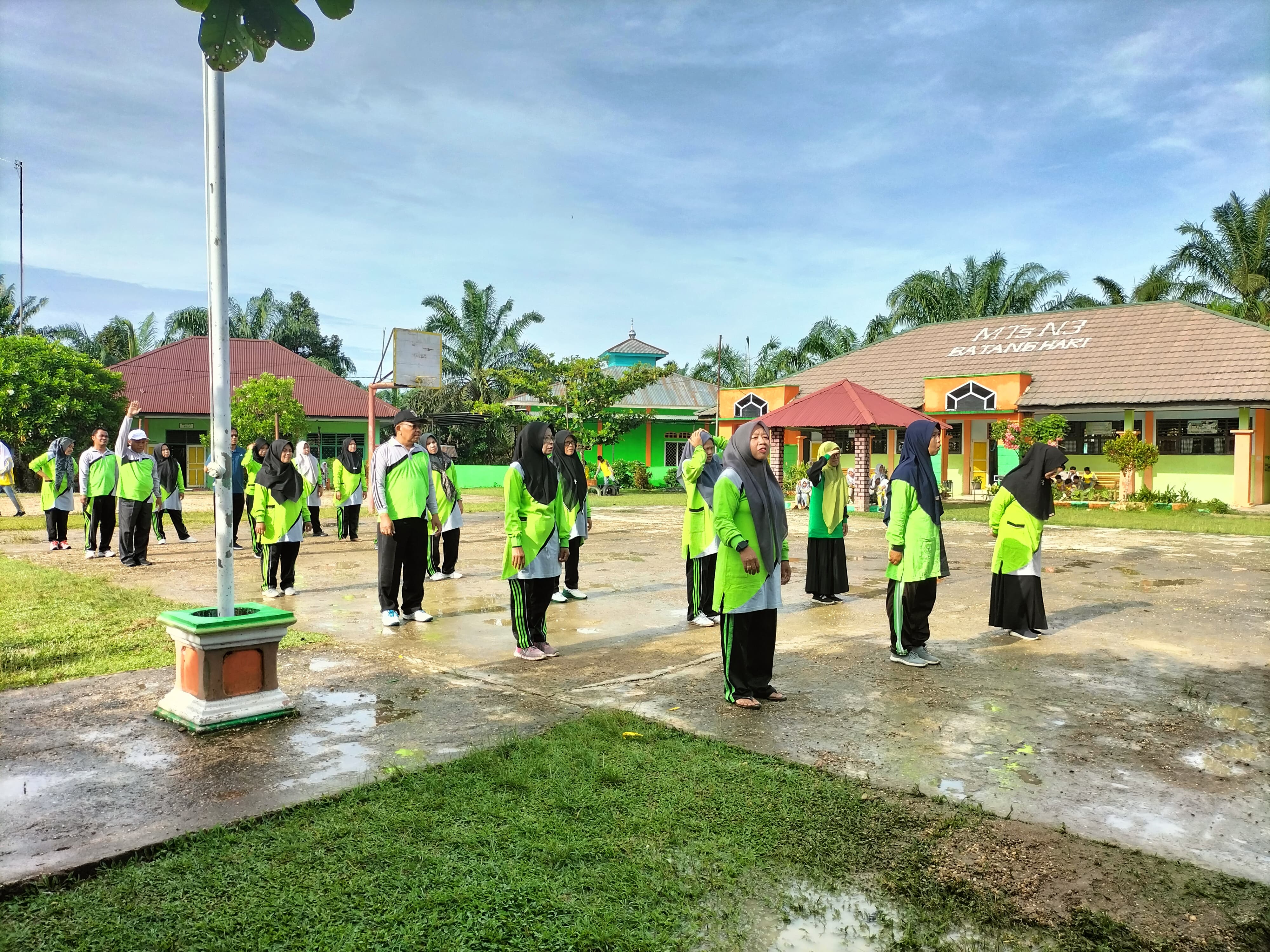 Meriahkan HGN Ke-30, MTsN 3 Batang Hari Adakan Berbagai Perlombaan Untuk Guru Dan Pegawai TU