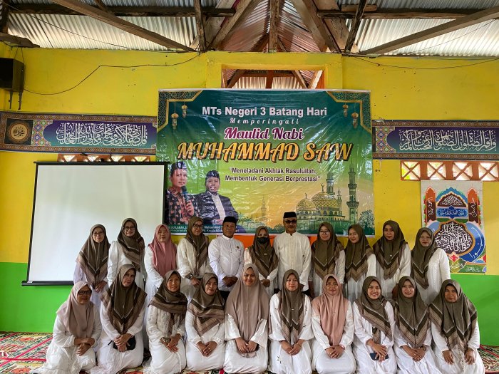 Kenangan Manis Maulid Nabi, Haru Perpisahan Ibu Siti Lawiyah di MTsN 3 Batang Hari