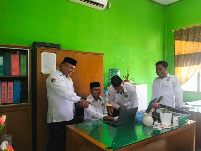 Operator EMIS GTK MTsN 3 Batang Hari Dapat Pendampingan Aplikasi MAGIS dari Pengawas Madrasah