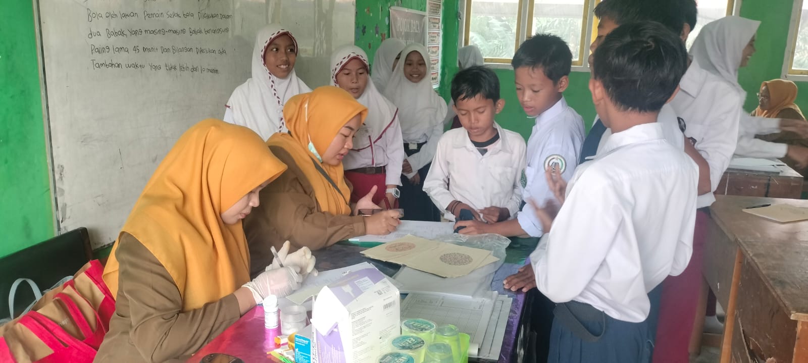 Penjaringan Kesehatan Peserta Didik Baru di MTs Negeri 3 Batang Hari oleh Tim UKS Puskesmas Tenam