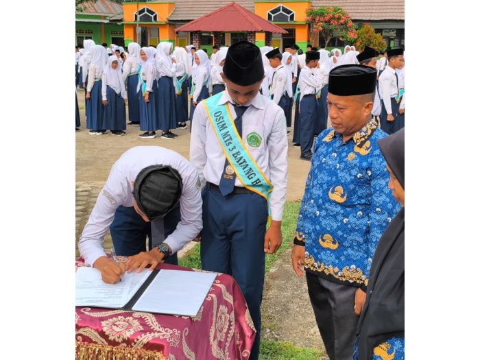 Kukuhkan Pemimpin Baru, MTsN 3 Batang Hari Gelar Pelantikan OSIM Periode 2025/2026