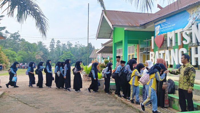 Langkah Awal Menuju Akhlak Mulia Lewat Program Sahabat Pagi MTsN 3 Batang Hari