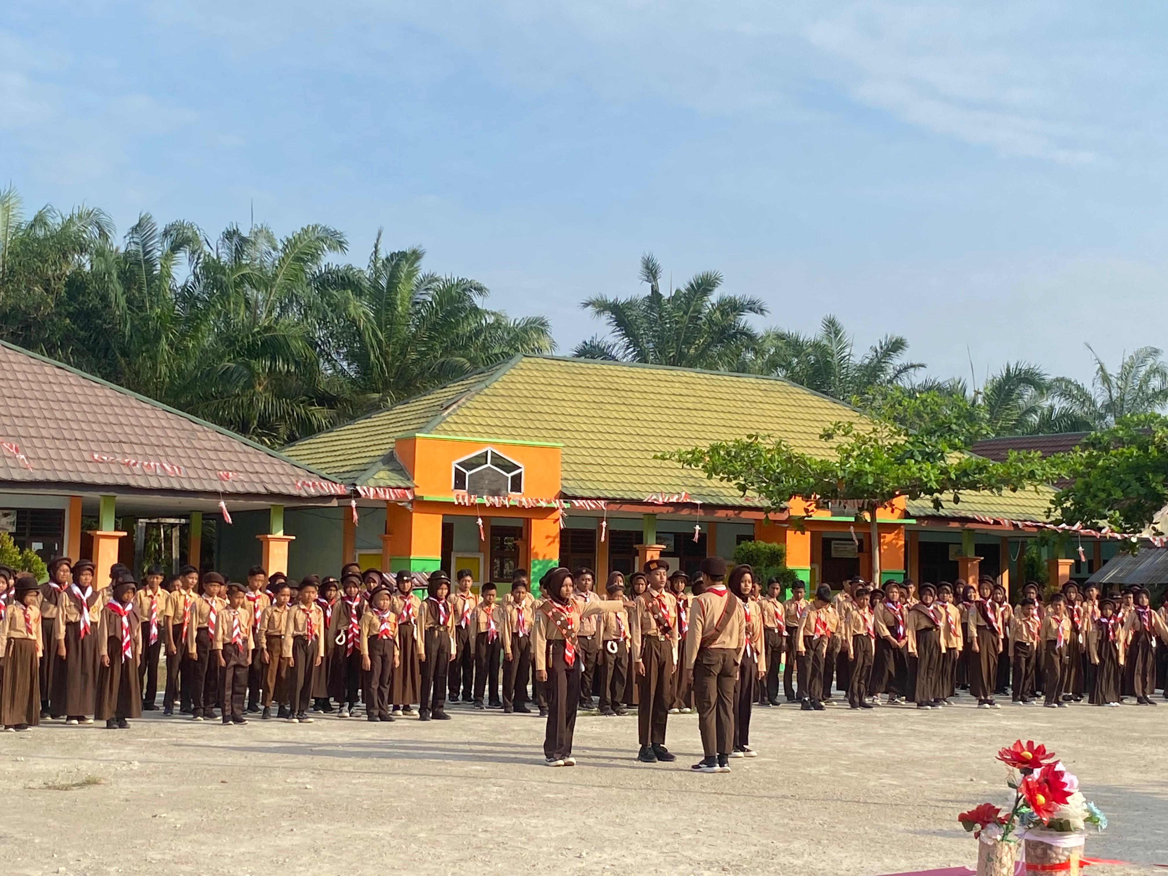 Memperingati Hari Pramuka Ke-63, Pangkalan MTsN 3 Batang Hari Adakan Upacara Serta Utus Penggalang Putra-Putri Ikuti Ziarah dan Tabur Bunga Di Makam Pahlawan