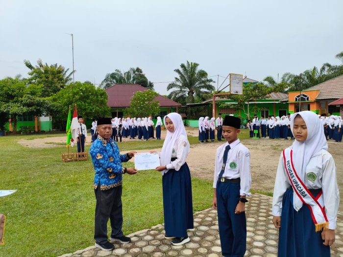 Artha Ramadhani Harumkan MTsN 3 Batang Hari, Raih Juara 2 Lomba Cerpen Bulan Bahasa Titian Teras Artha Ramadhani Harumkan MTsN 3 Batang Hari, Raih Juara 2 Lomba Cerpen Bulan Bahasa Titian Teras