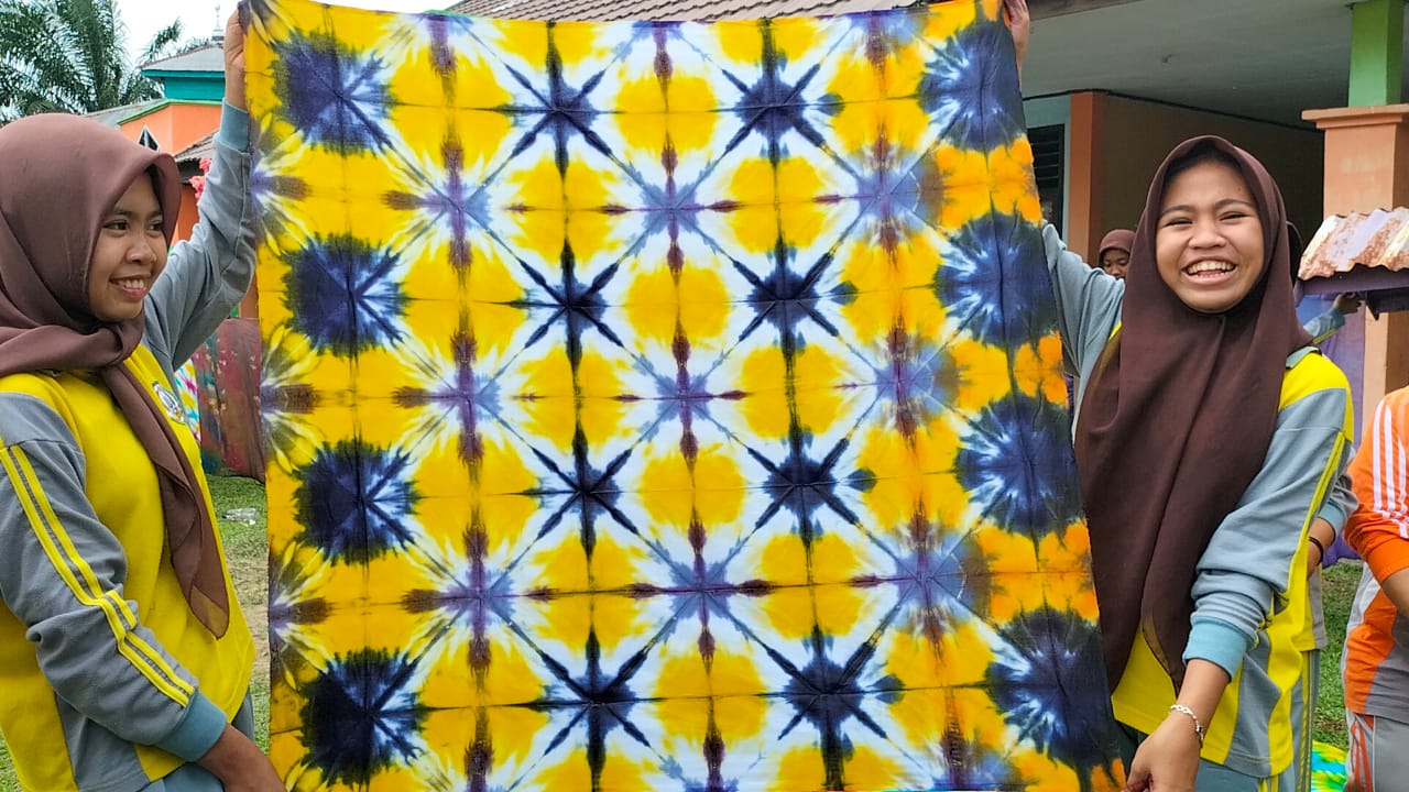 Implementasikan P5RA Tema Kearifan Lokal, Siswa Kelas VIII MTsN 3 Batanghari Praktek Membuat Batik Jumputan 