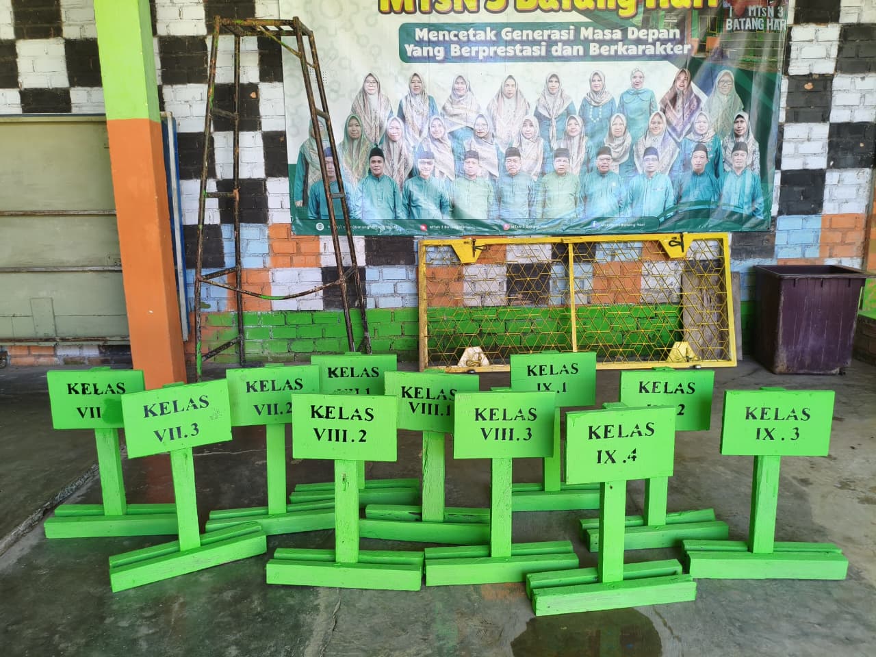 Waka Sarpras MTsN 3 Batang Hari Olah Meja Tak Layak Pakai Jadi Papan Nama Kelas