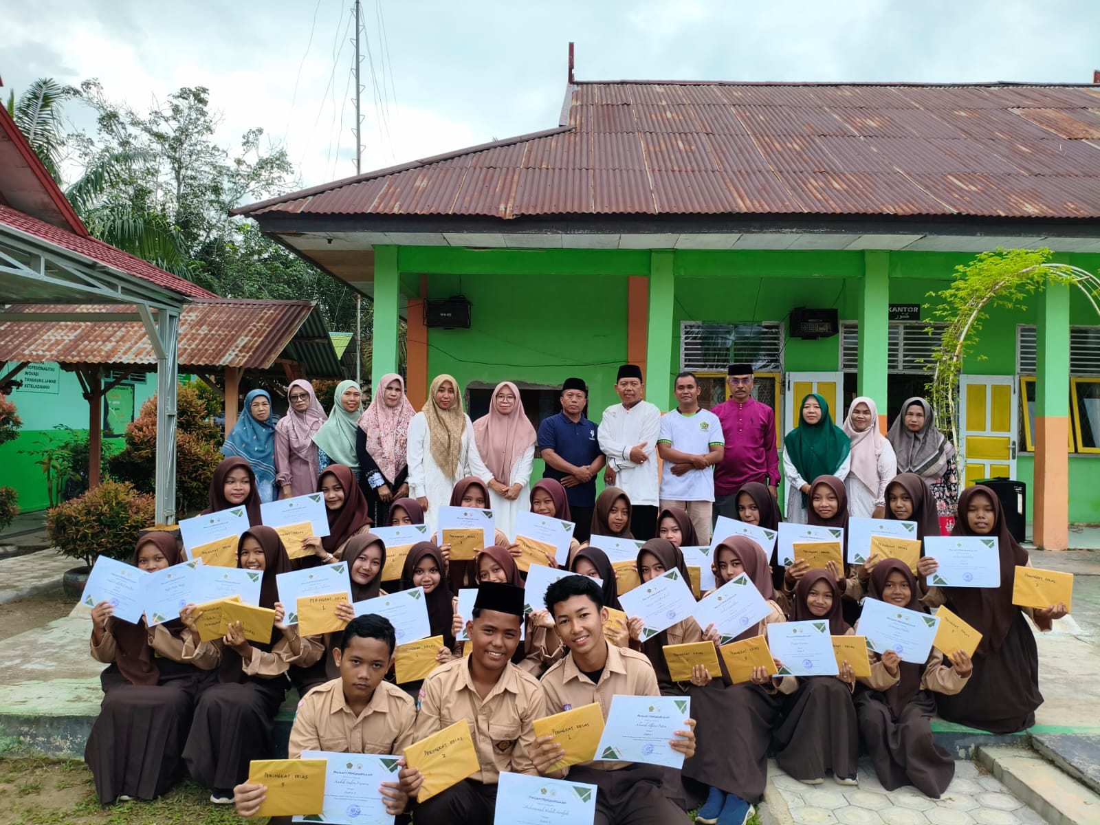 MTsN 3 Batang Hari Laksanakan Pembagian Rapor Tahun Pelajaran 2024/2025