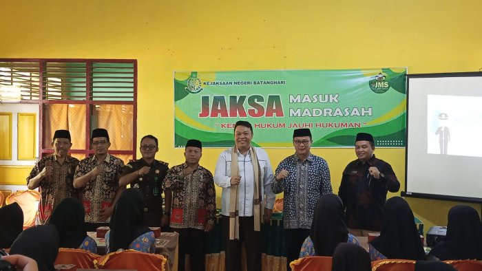 Kenali Hukum, Hindari Hukuman: Siswa MTsN 3 Batang Hari Dibekali Wawasan Hukum oleh Kejari Batang Hari