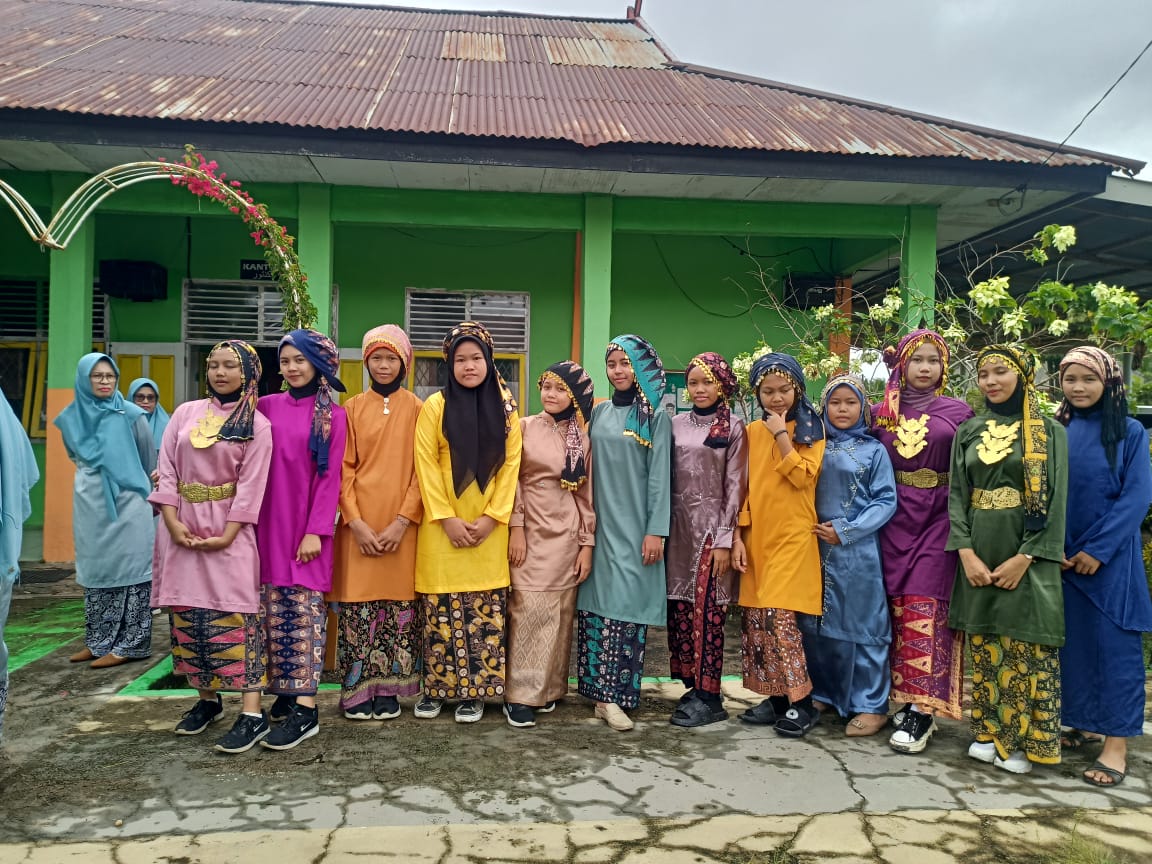 Meriahkan HUT Ke-68 Provinsi Jambi, Civitas MTsN 3 Batanghari Memakai Pakaian Melayu Hingga Lomba Peragaan Busana