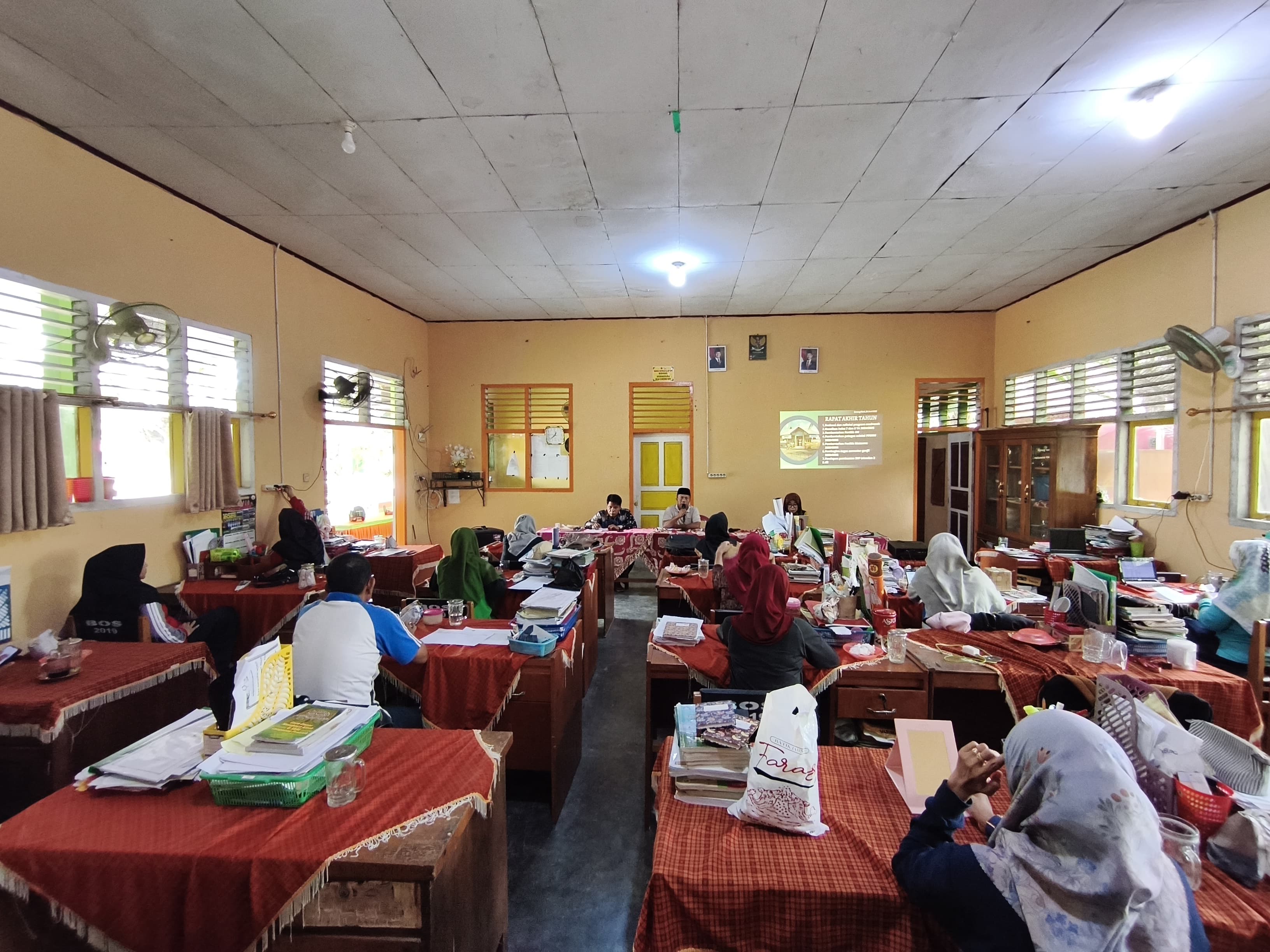 Berakhirnya Tahun Pelajaran 2024/2025, MTsN 3 Batang Hari Adakan Rapat Evaluasi Keseluruhan