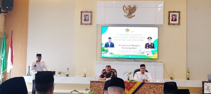 Lantunan Ayat Suci Anwar Sadat Staf TU MTsN 3 Batang Hari Awali Rakor Kepala Madrasah Kemenag Batang Hari