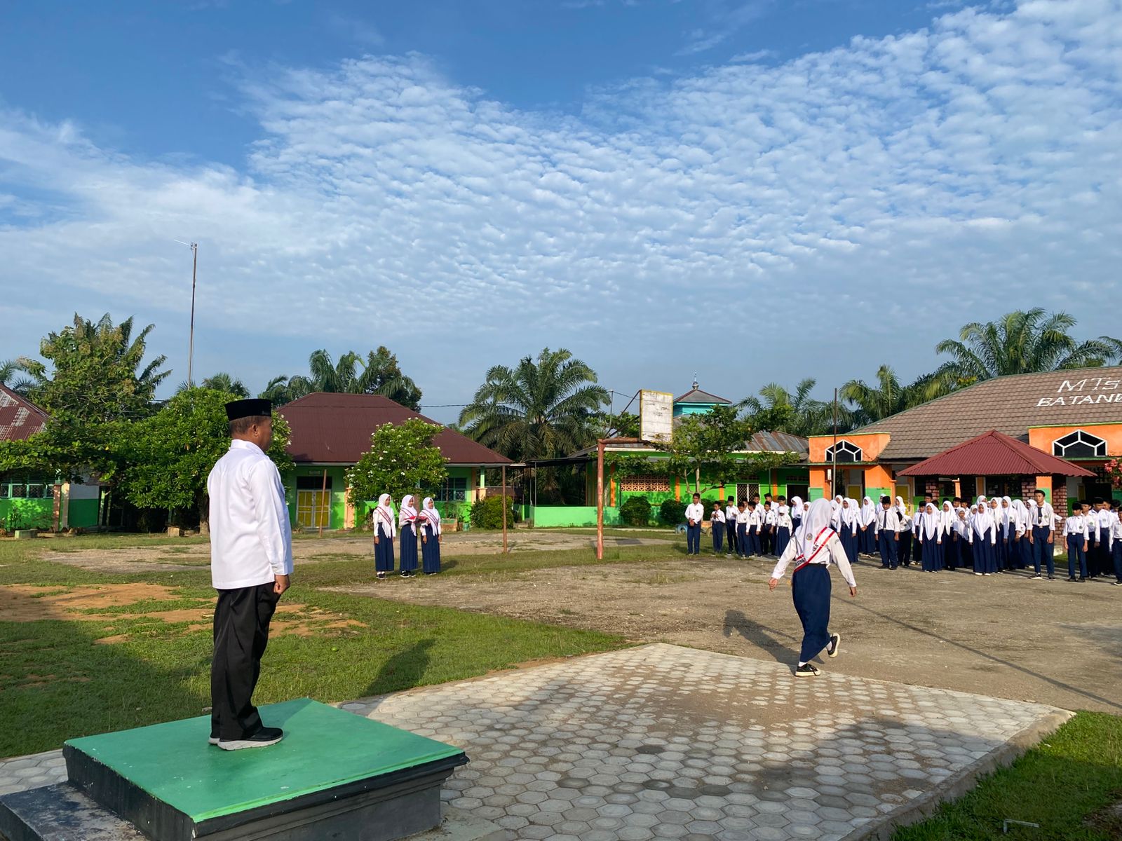 Peringati Hari Kebangkitan Nasional Ke-117, MTsN 3 Batang Hari Laksanakan Upacara Bendera