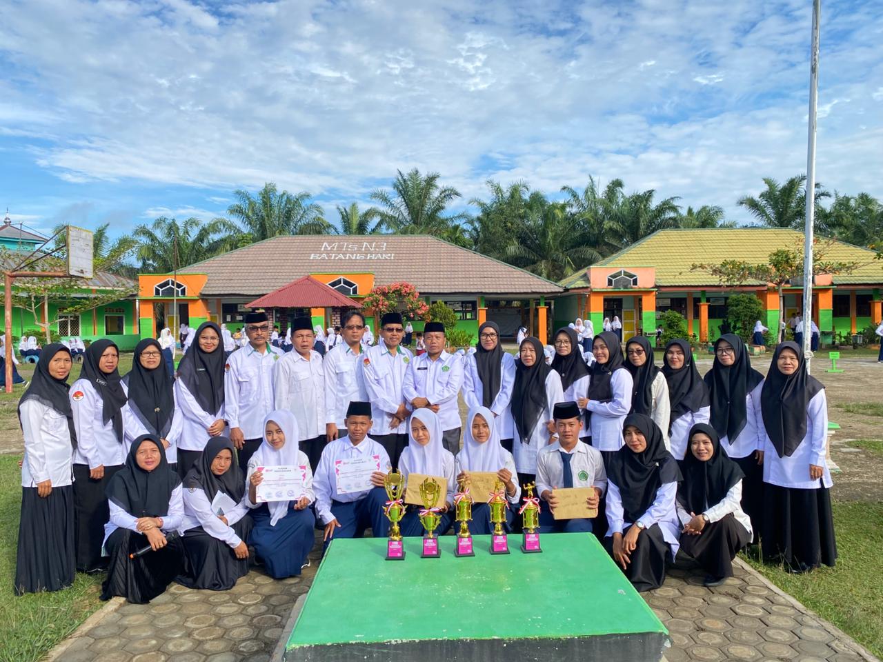 Penyerahan Penghargaan kepada Siswa Berprestasi yang Mewakili MTsN 3 Batang Hari pada Lomba HUT ke-80 RI Tingkat SLTP Kelurahan Sridadi