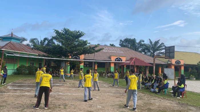 Voli Panaskan Atmosfer Hari Pertama Classmeeting MTsN 3 Batang Hari, Empat Tim Melaju ke Semifinal