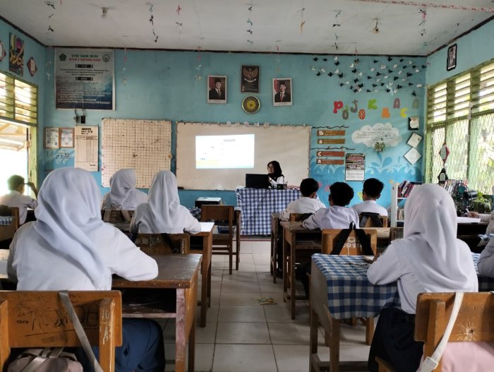 Pantau Kegiatan Belajar, Plt Kepala Madrasah Supervisi IPS dan Akidah Akhlak di Kelas IX.2