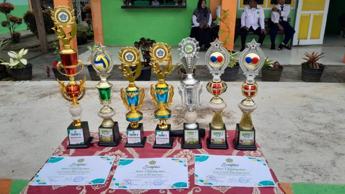 Apresiasi Prestasi Warga Madrasah, MTsN 3 Batang Hari Terima Piala HAB ke-80 Kemenag